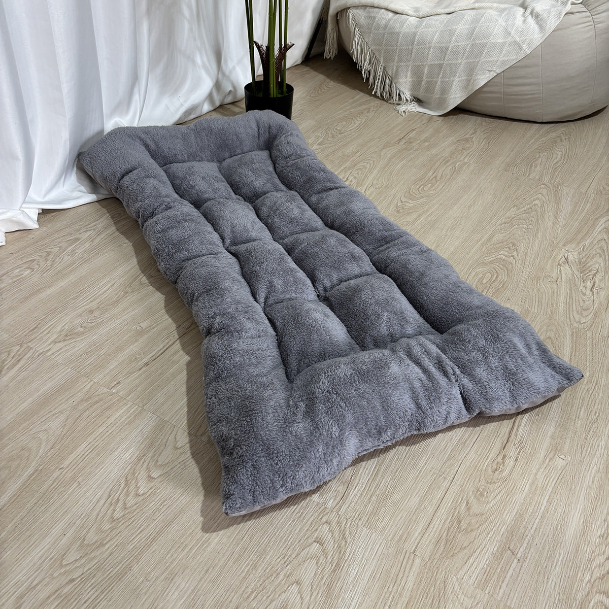 Give your dog warm, cozy rest with this Large Winter Sleeping Pad. Soft, double‑sided and stress‑relieving, it offers comfort for medium and large breeds like Golden Retrievers, keeping sleep relaxed and warm all season.