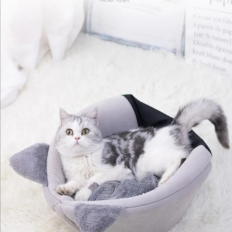 Transform your cat’s rest with a cozy, warm, and safe cat house. The semi‑closed design in a cute cat‑head shape provides comfort, protection, and non‑slip stability — perfect for all seasons. The ideal bed for cats who love to feel cared for.