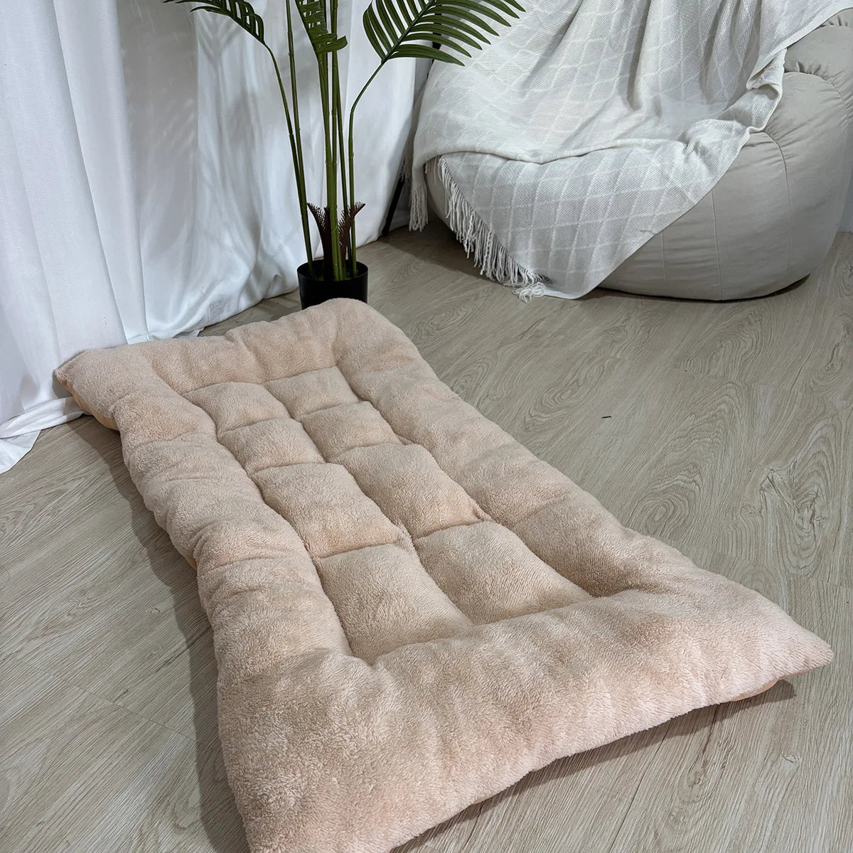 Give your dog warm, cozy rest with this Large Winter Sleeping Pad. Soft, double‑sided and stress‑relieving, it offers comfort for medium and large breeds like Golden Retrievers, keeping sleep relaxed and warm all season.