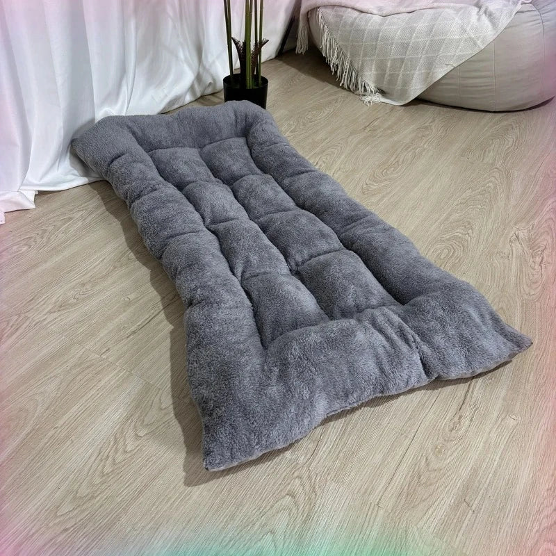 Give your dog warm, cozy rest with this Large Winter Sleeping Pad. Soft, double‑sided and stress‑relieving, it offers comfort for medium and large breeds like Golden Retrievers, keeping sleep relaxed and warm all season.